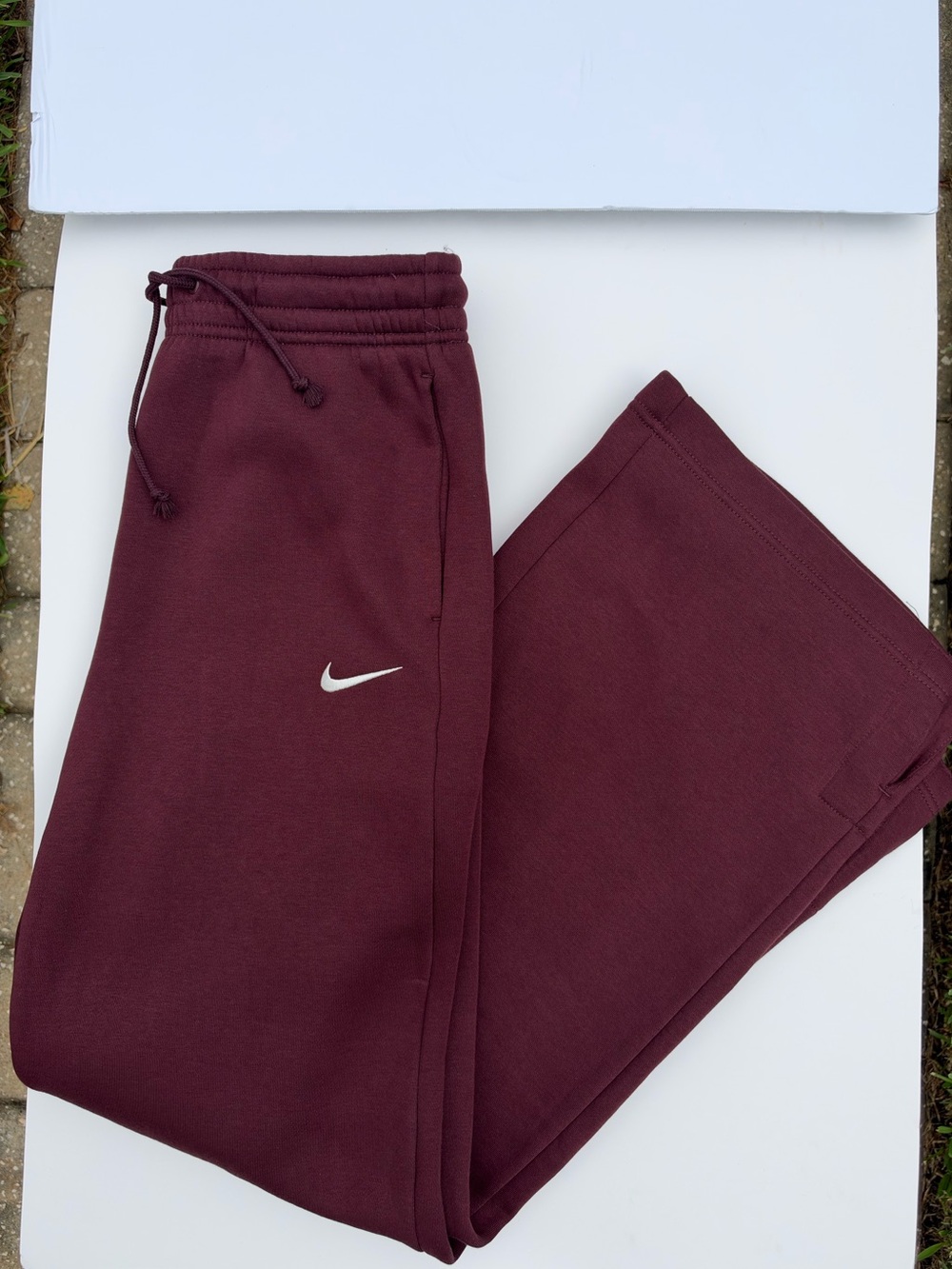 NWT🌷Nike Women’s Burgundy Fleece Sweatpants with White Swoosh